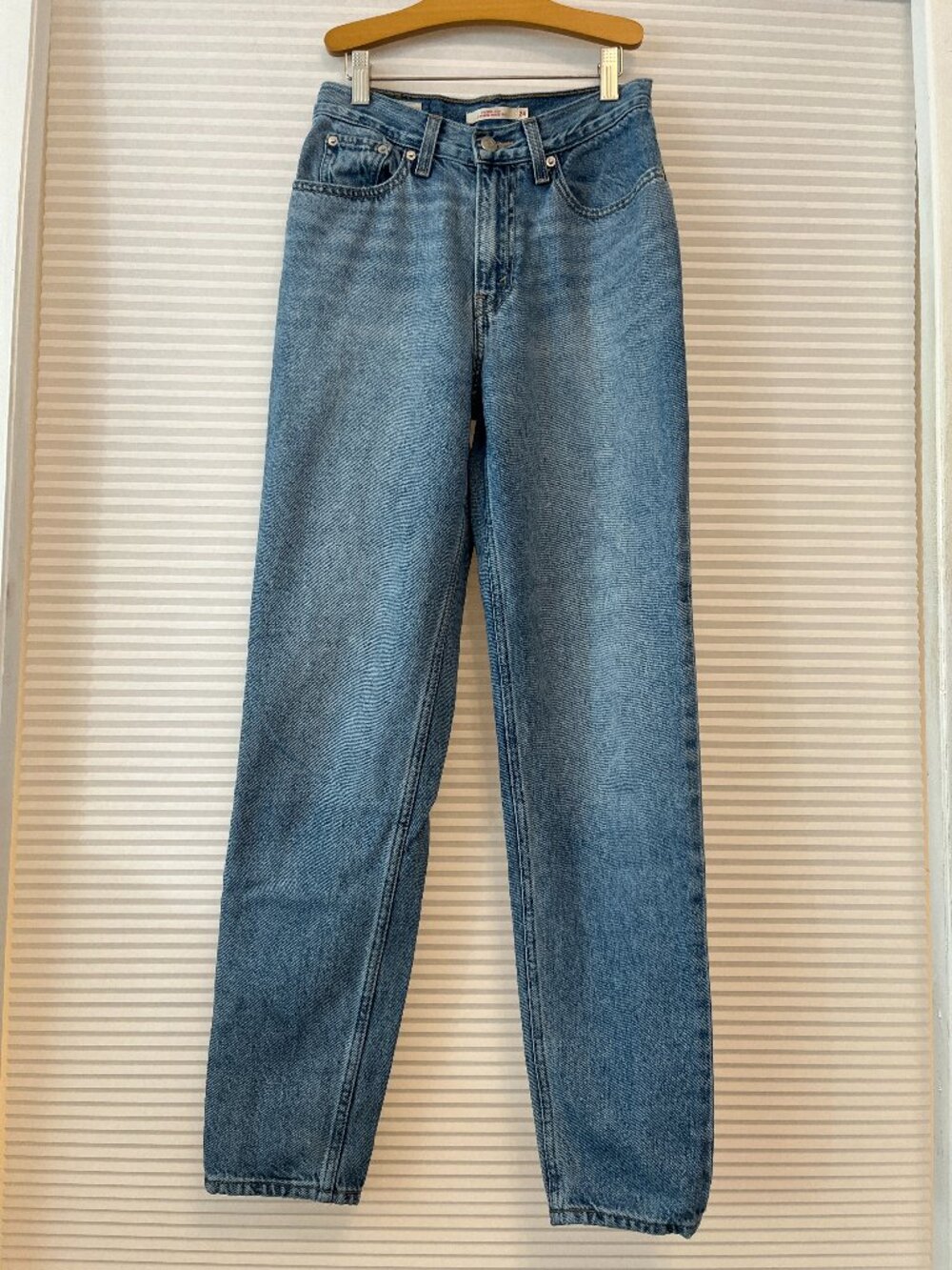 Levi's High-Waisted Mom Jeans Medium Wash Size 24